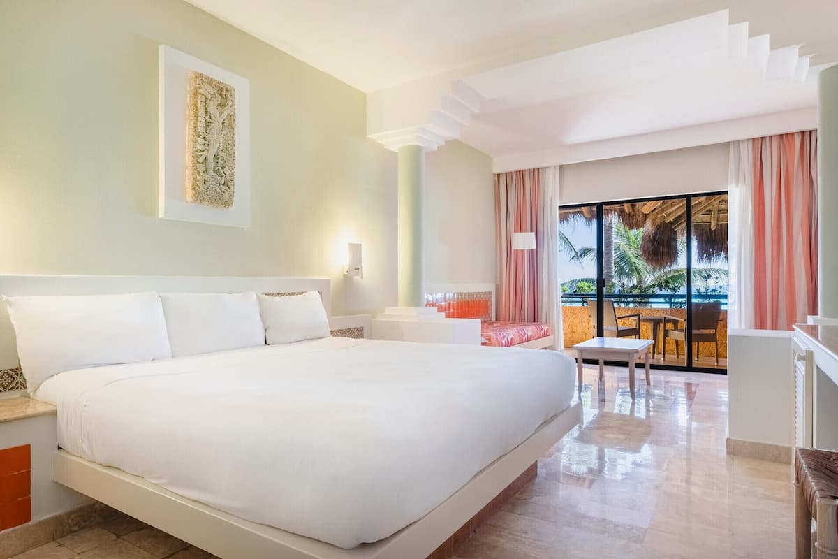 1 bedroom, premium bedding, down comforters, free minibar
