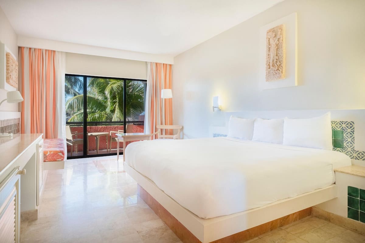 1 bedroom, premium bedding, down comforters, free minibar