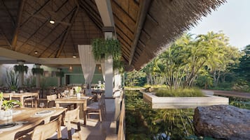 8 restaurants; lunch and dinner served