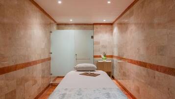 Espace de soins pour les couples, sauna, bain à remous, soins corporels