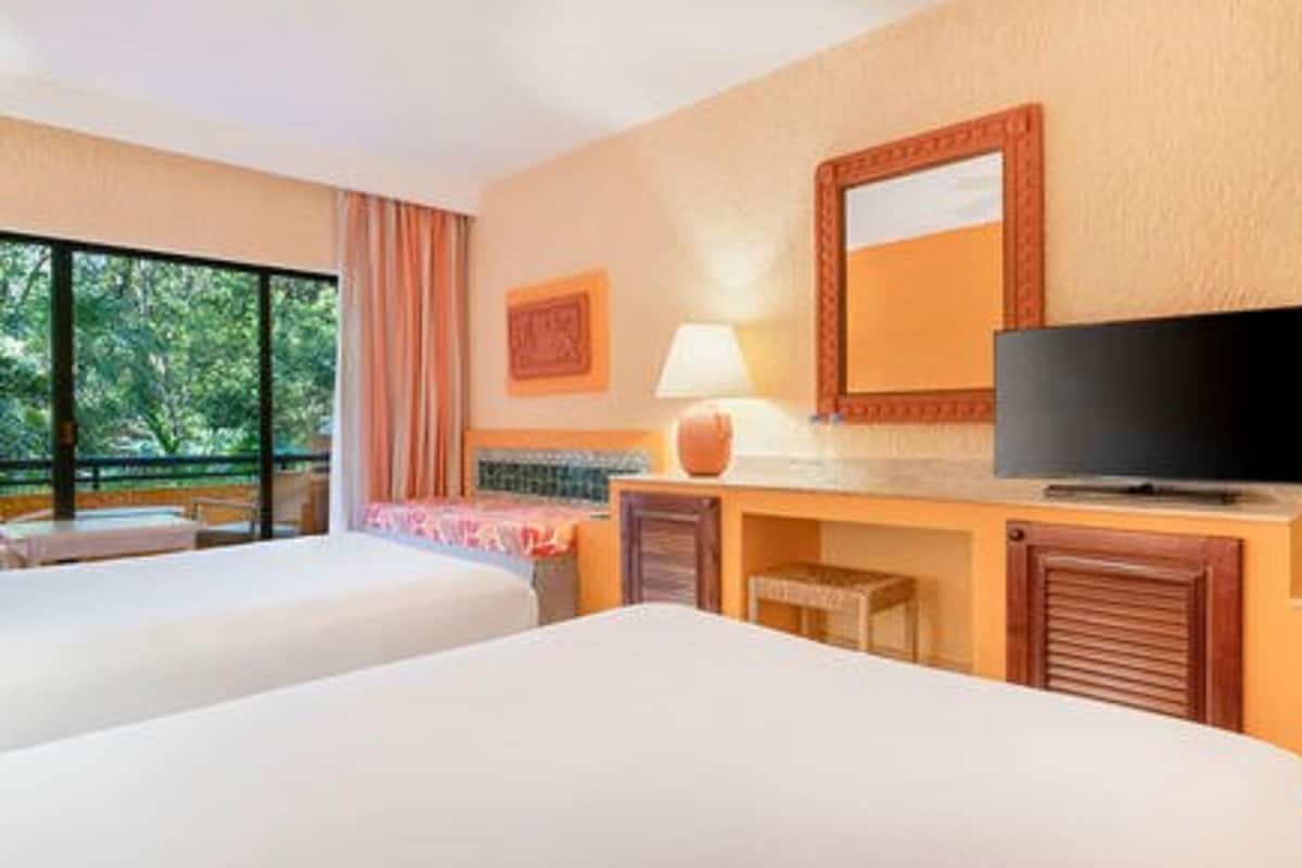 1 bedroom, premium bedding, down comforters, free minibar