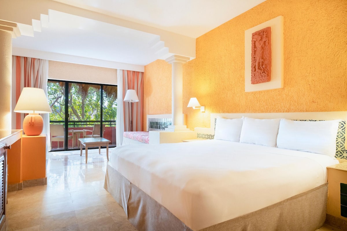 1 bedroom, premium bedding, down comforters, free minibar