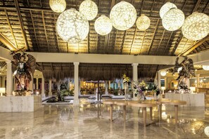 Front of property - evening/night - Iberostar Waves Quetzal - All Inclusive (Playa del Carmen)