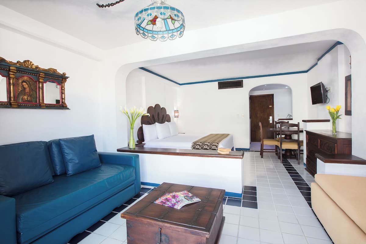 junior suite, 1 king bed | in-room safe, blackout curtains, iron/ironing board, free wifi