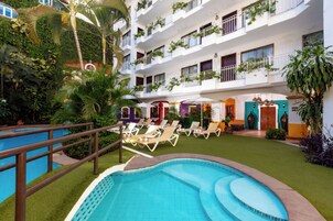 Una piscina al aire libre