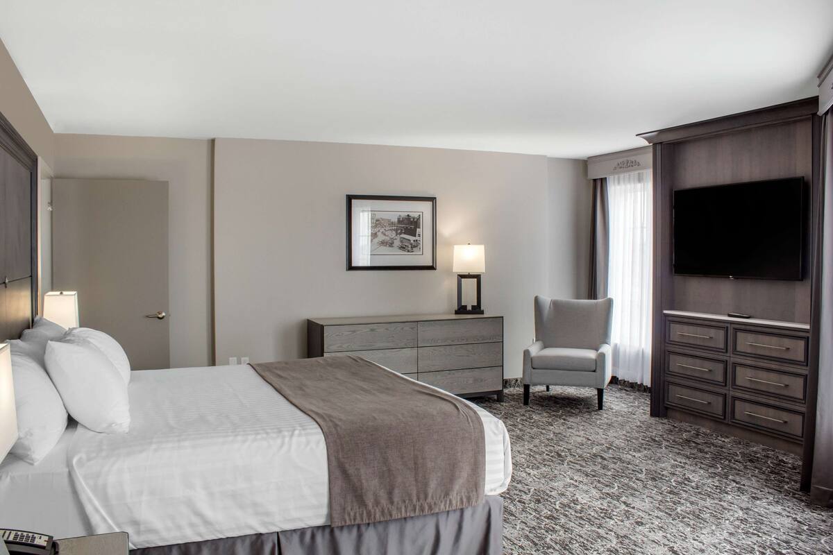 Suite – royal, 1 kingsize-seng, ikke-røyk, tårn (One-Bedroom, Upper Floor) | Skrivebord, skrivebord for bærbar PC og blendingsgardiner