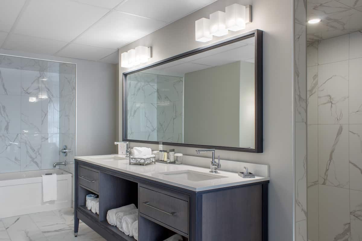 suite, 1 king bed, non smoking, river view (monarch) | bathroom | free toiletries, hair dryer, towels