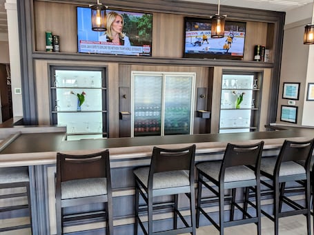 Bar (en la propiedad). Chateau Moncton Trademark Collection by Wyndham