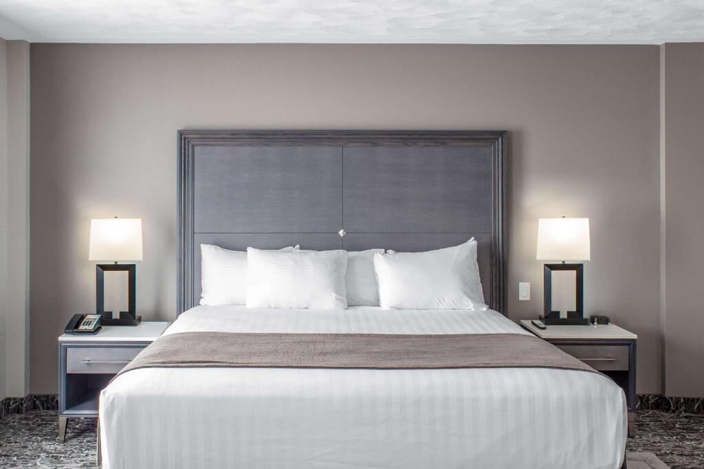 Skrivebord, skrivebord for bærbar PC og blendingsgardiner