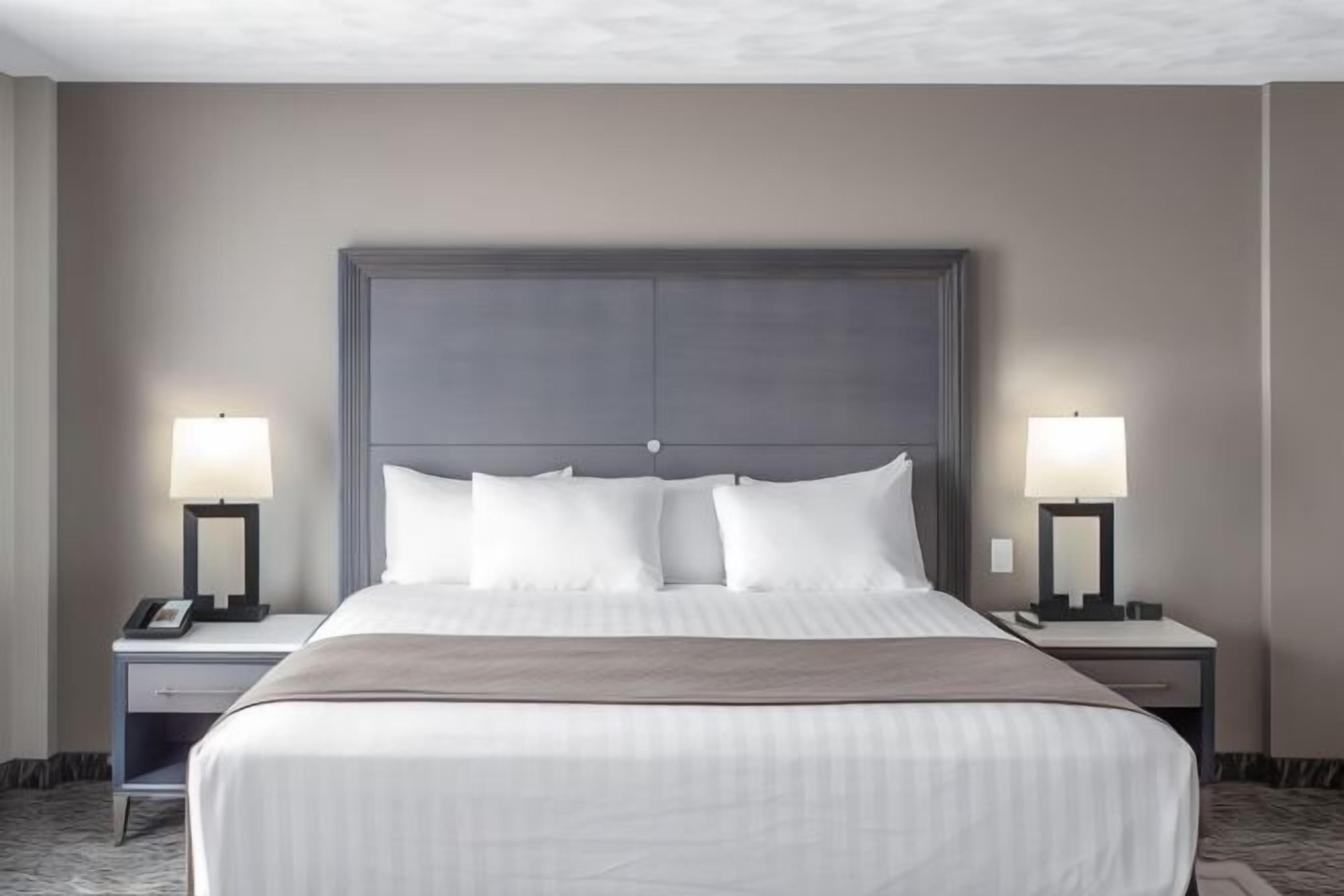 Escritorio, espacio para trabajar con un portátil, cortinas opacas