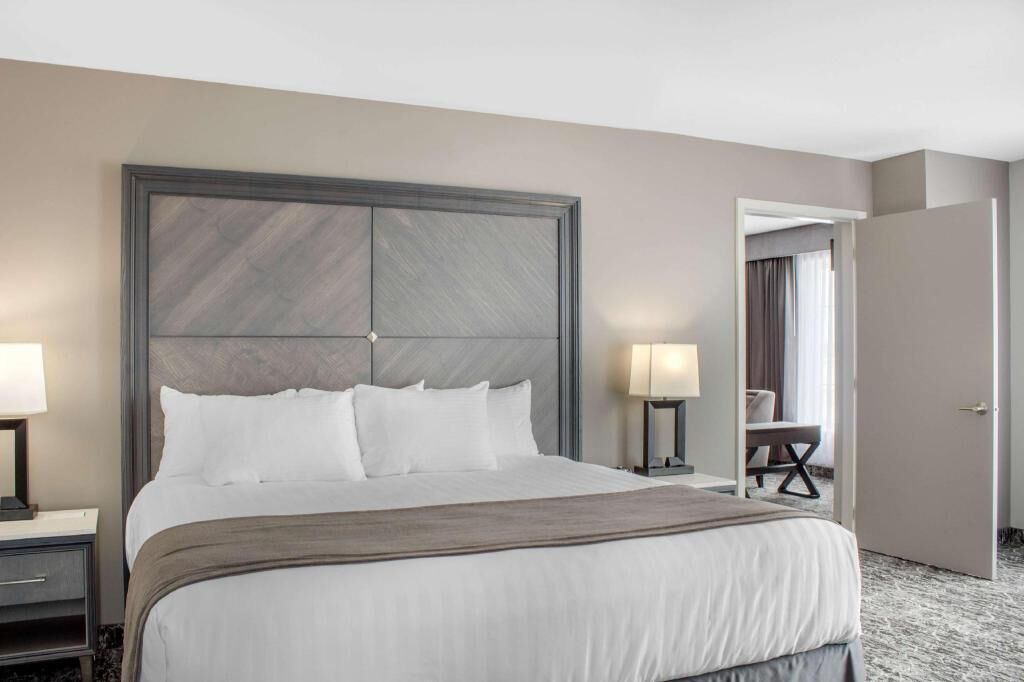 Skrivebord, skrivebord for bærbar PC og blendingsgardiner