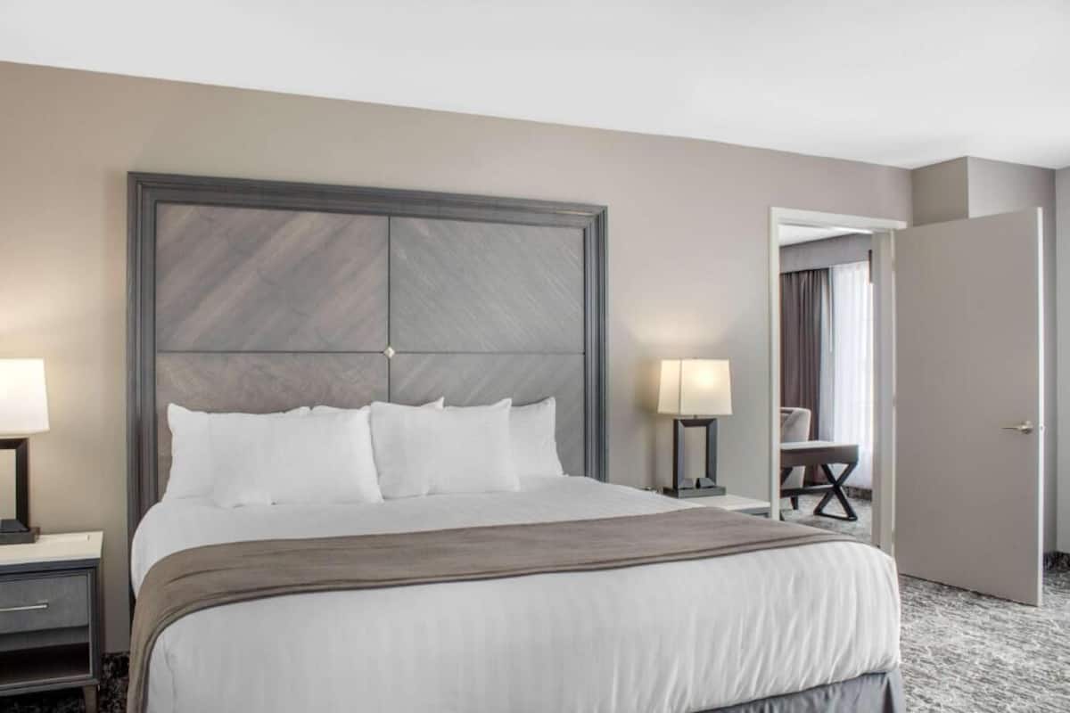 办公桌、笔记本电脑工作区、遮光窗帘、熨斗/熨衣板