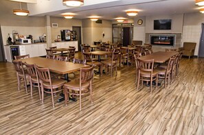 Free daily continental breakfast  - Lakeview Inns & Suites - Brandon (Brandon)