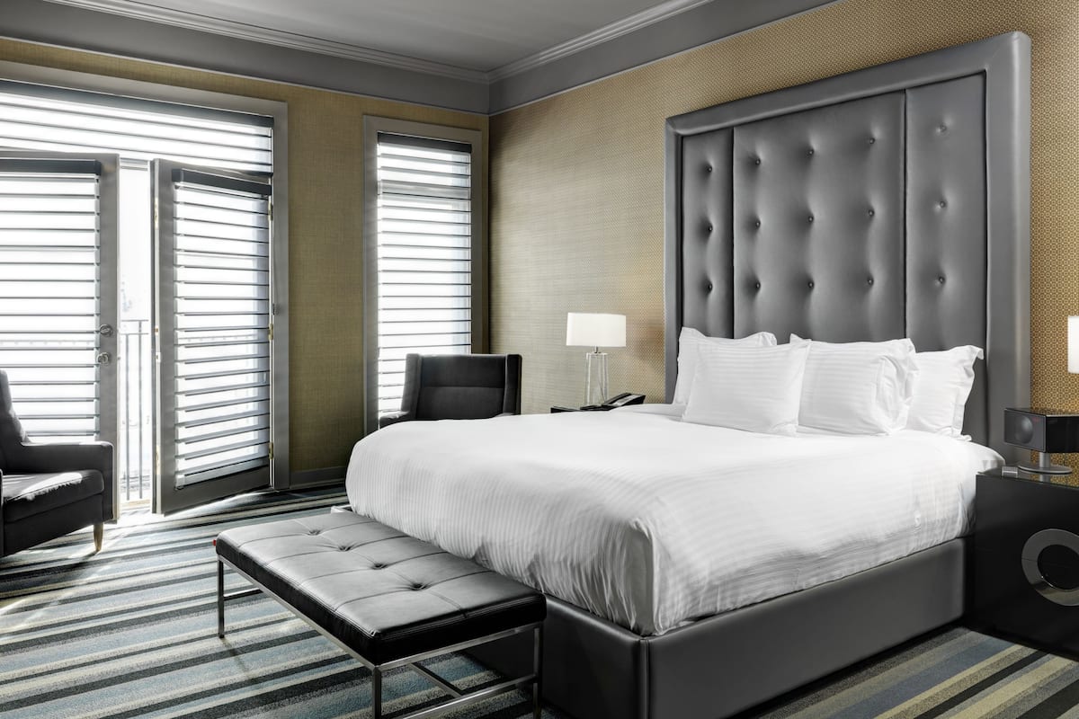 Egyptian cotton sheets, hypo-allergenic bedding, in-room safe, desk