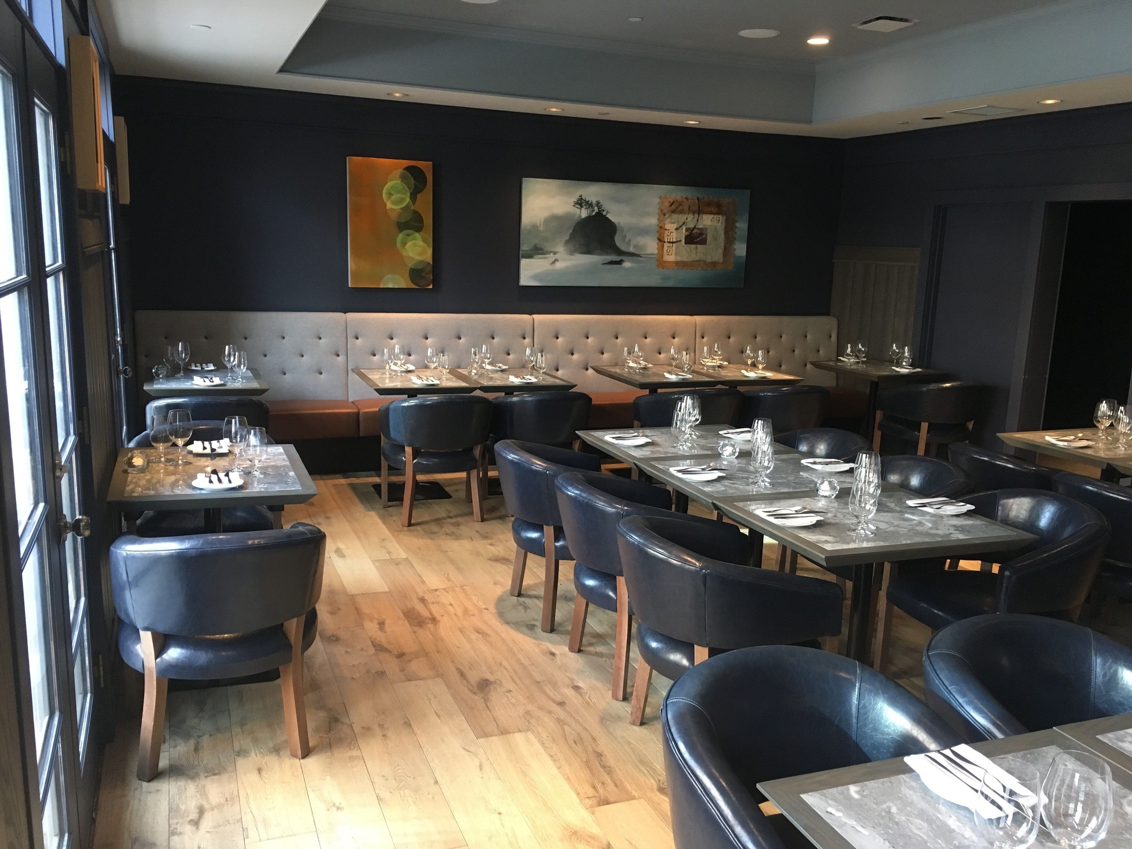 breakfast, dinner, brunch served; regional cuisine, al fresco dining