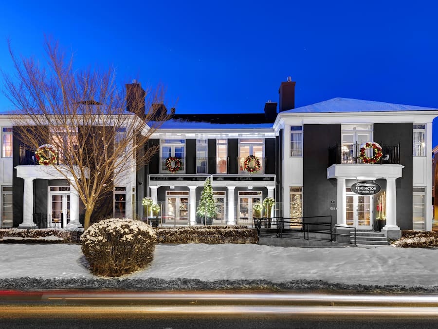 Fachada de la propiedad por la tarde o noche