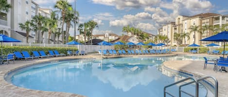 2 piscines extérieures, piscine chauffée, cabanas (supplément)