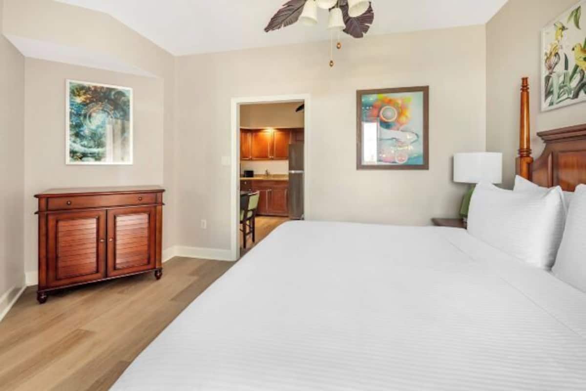 Hochwertige Bettwaren, Zimmersafe, Bügeleisen/Bügelbrett