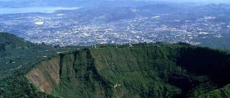Un paisaje montañoso con una ciudad al fondo.