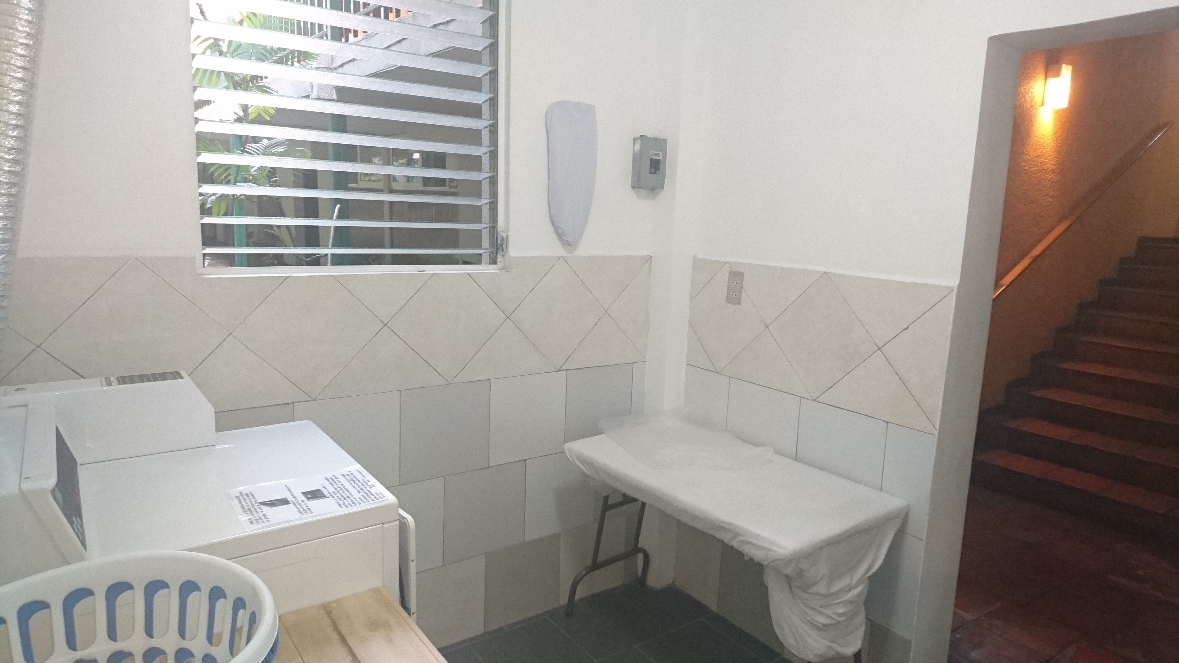 Une petite salle de bain avec une fenêtre, un lavabo et un espace douche.
