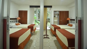 Ein Zimmer mit Spiegel und zwei Betten, jeweils mit brauner Bettdecke und weißen Kissen, einer Stehlampe sowie einem Fenster mit Vorhängen.