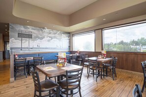 Breakfast, lunch, dinner and brunch served - Sandman Hotel Quesnel (Quesnel)