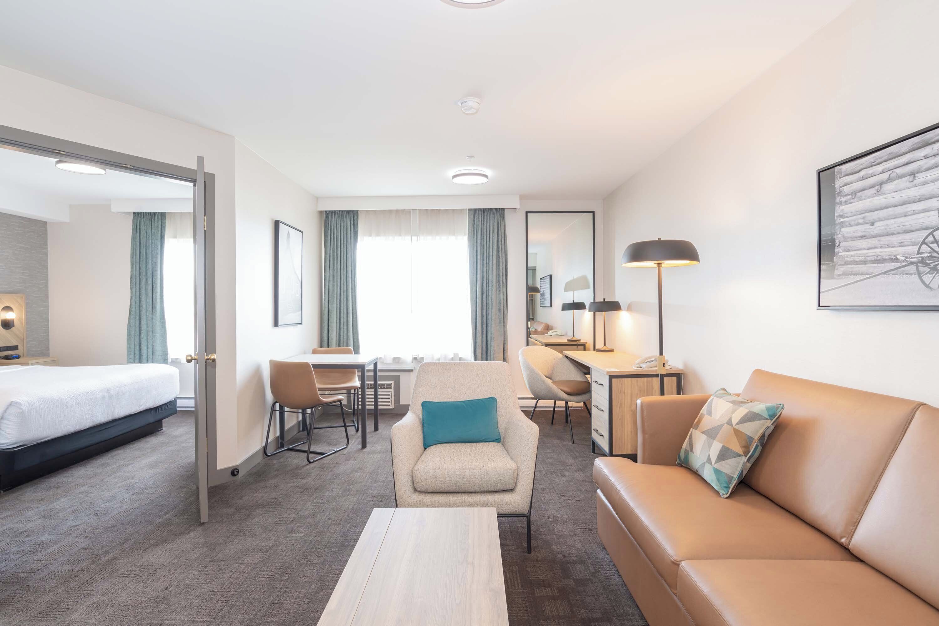 Grand suite, 1 kingsize bed met slaapbank (Wet Bar) | Een bureau, een strijkplank/strijkijzer, gratis wifi, beddengoed