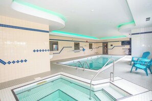 Una piscina cubierta
