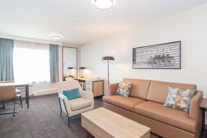 Suite Grand, 1 cama de matrimonio grande con sofá cama (Wet Bar) | 1 dormitorio, escritorio, tabla de planchar con plancha y wifi gratis