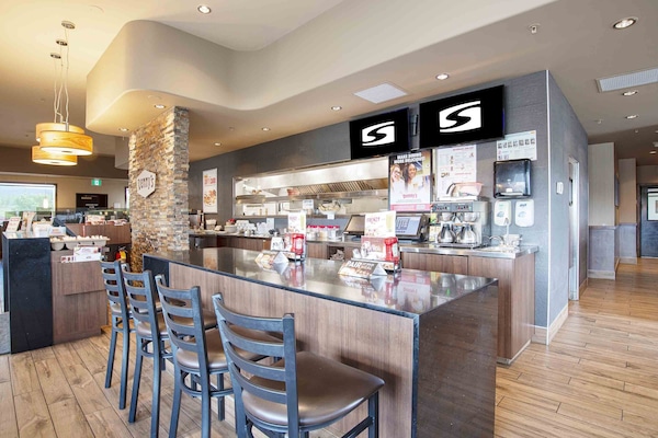 Breakfast, lunch, dinner served; American cuisine