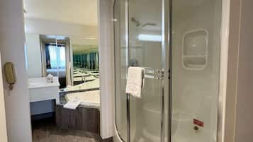 Superior-Suite, 1 Schlafzimmer, Nichtraucher | Badezimmer | Duschwanne, umweltfreundliche Kosmetikartikel, Haartrockner, Handtücher