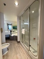 Bañera con ducha, artículos de tocador ecológicos, secador de pelo