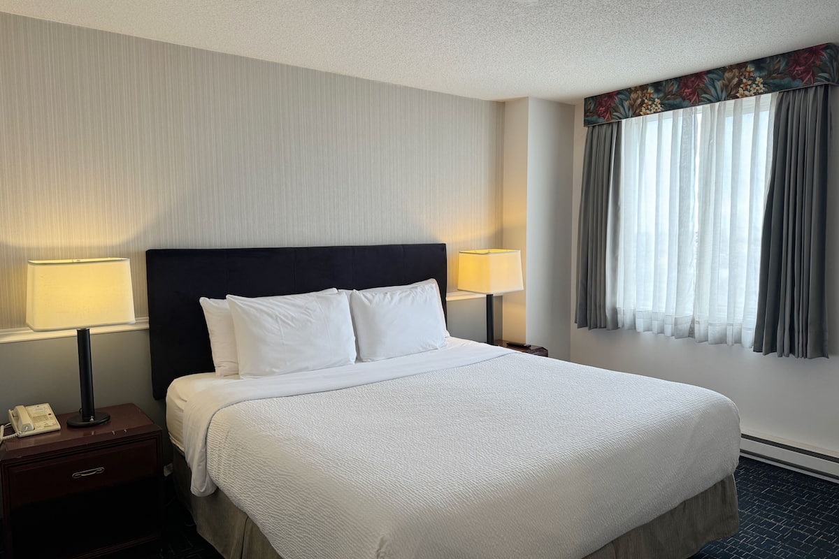 Plaza Suite, Non Smoking | Hypo-allergenic bedding, down duvets, pillow-top beds, in-room safe