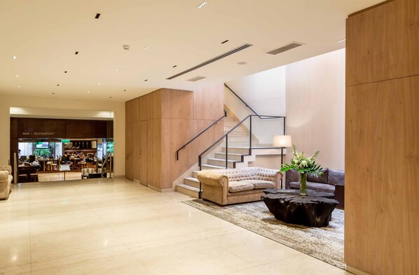 32-inch LED TV with cable channels, TV, pay movies - Cyan Hotel de las Americas (Buenos Aires)