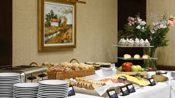 Desayuno buffet diario (USD 10 por persona)