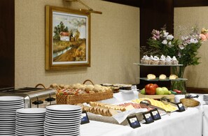 Petit déjeuner buffet servi tous les jours en supplément