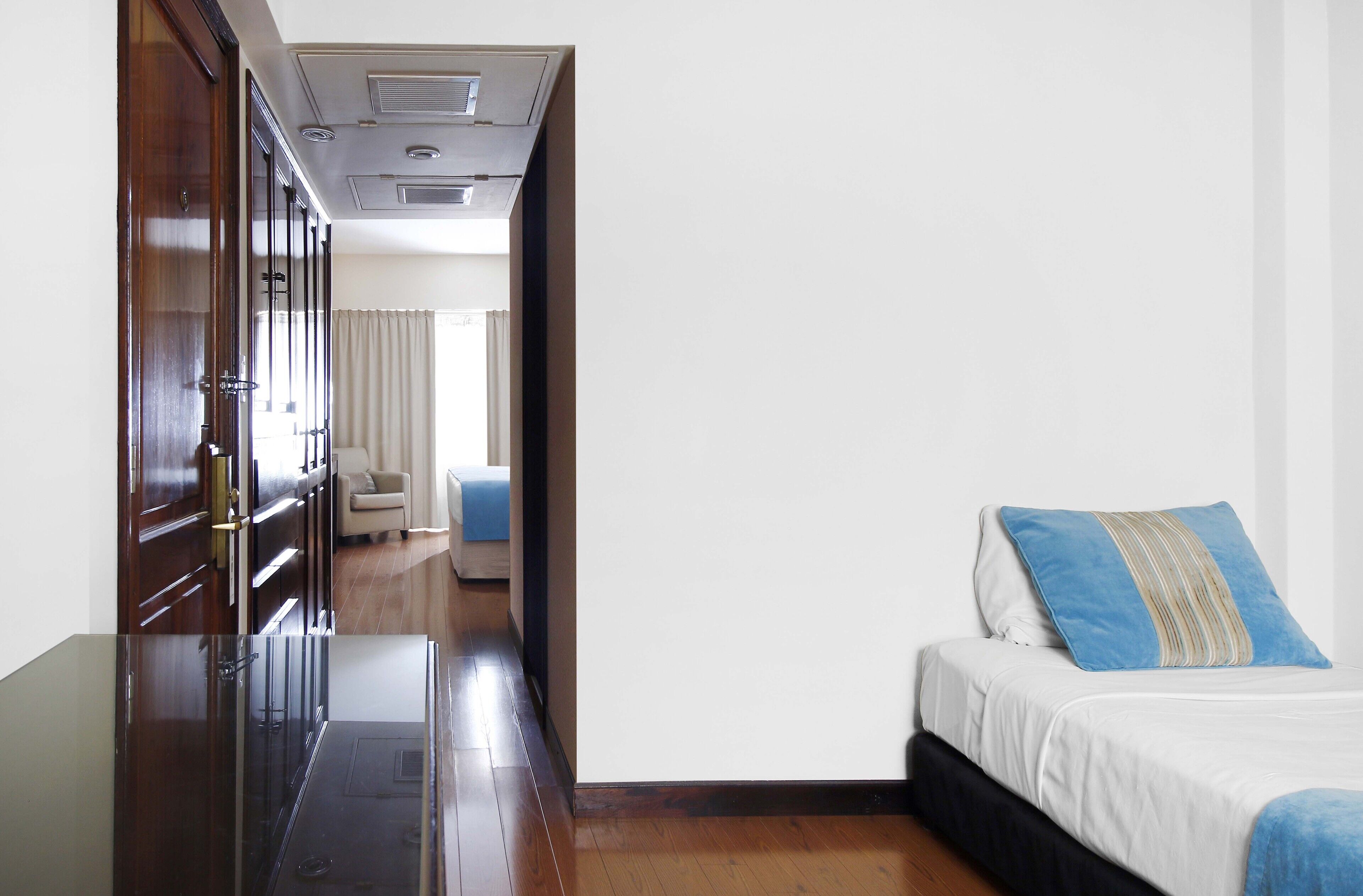 executive suite | premium bedding, down duvets, pillow-top beds, in-room safe