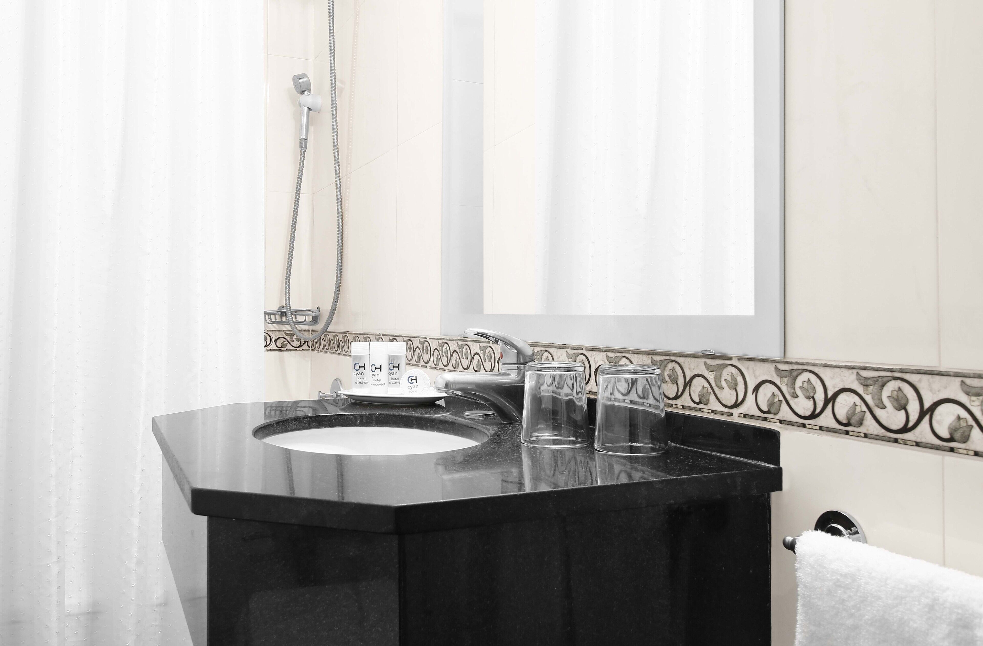 combined shower/bathtub, rainfall showerhead, free toiletries