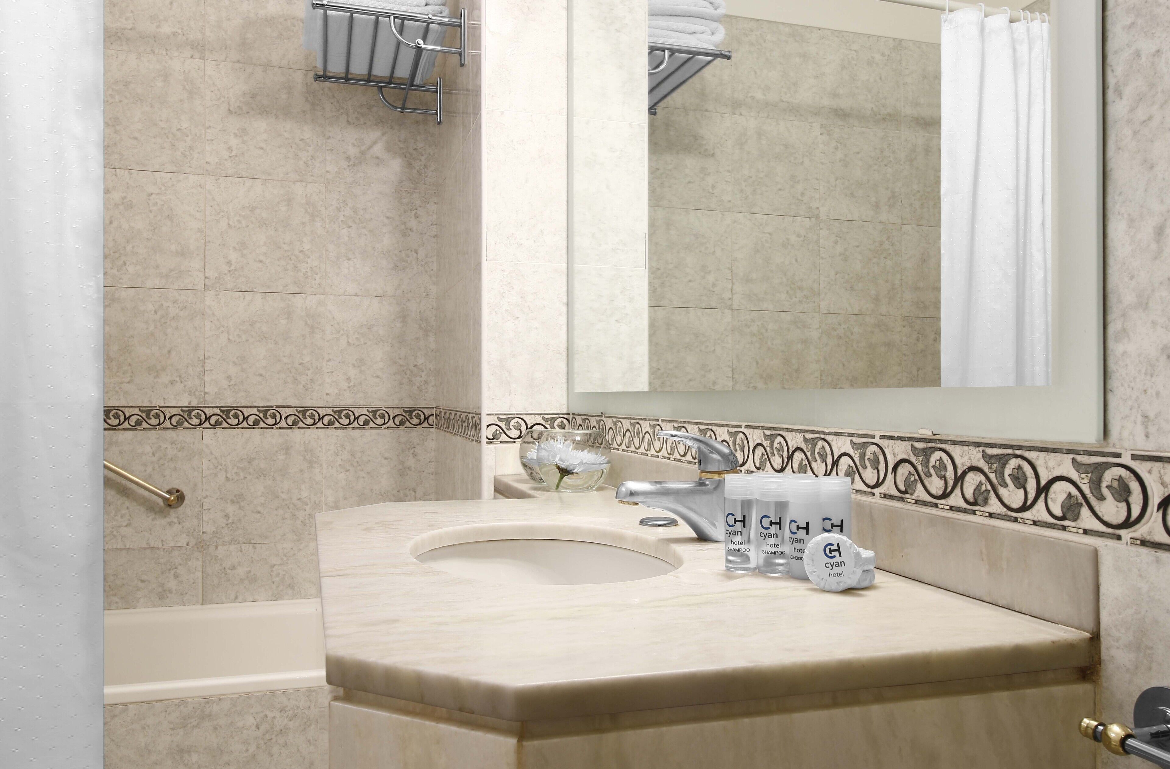 executive suite | bathroom | combined shower/bathtub, rainfall showerhead, free toiletries