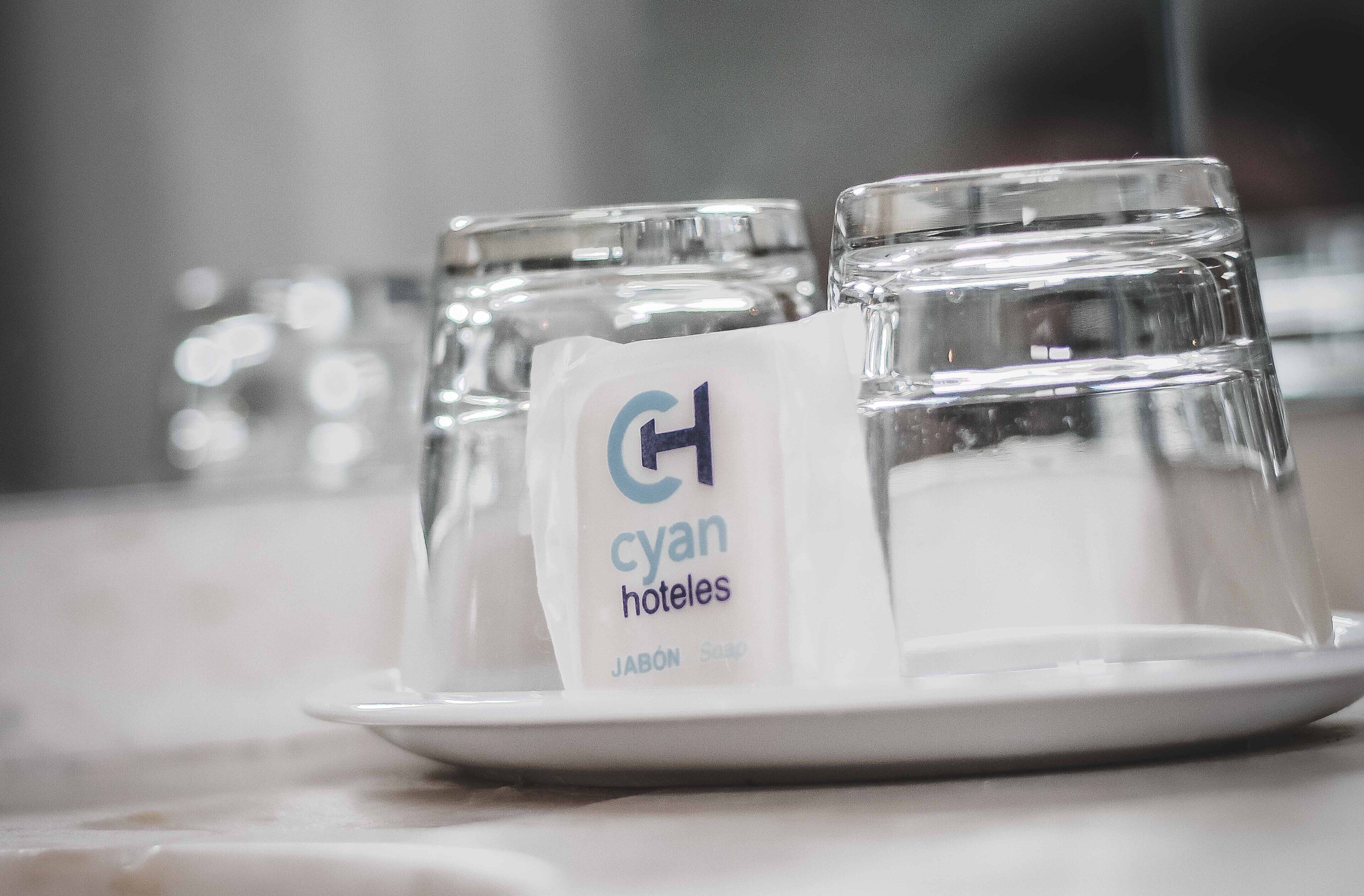 combined shower/bathtub, rainfall showerhead, free toiletries