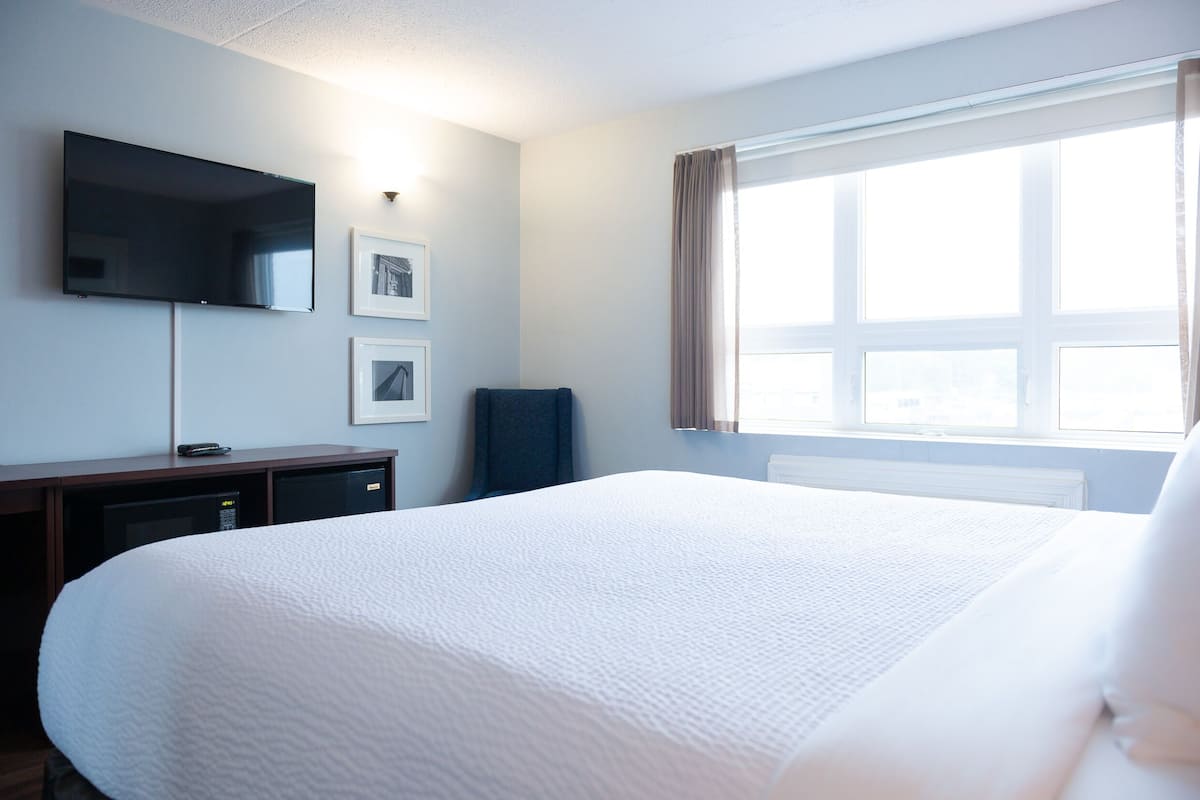 Standard Oda, 1 En Büyük (King) Boy Yatak | Masa, ütü/ütü masası, ücretsiz kablosuz İnternet, çarşaf takımı