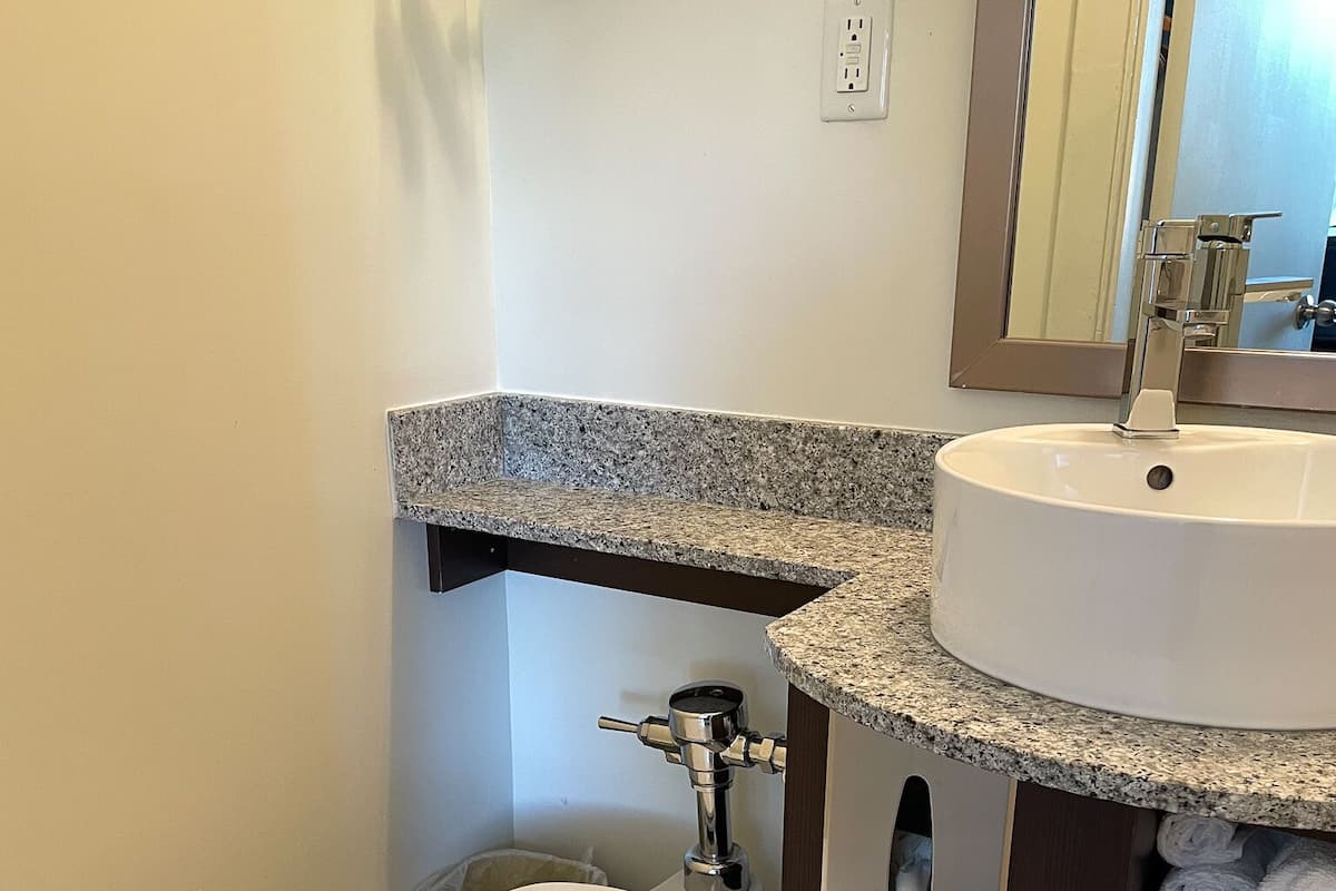 Duş/küvet kombinasyonu, ücretsiz banyo/kozmetik ürünleri