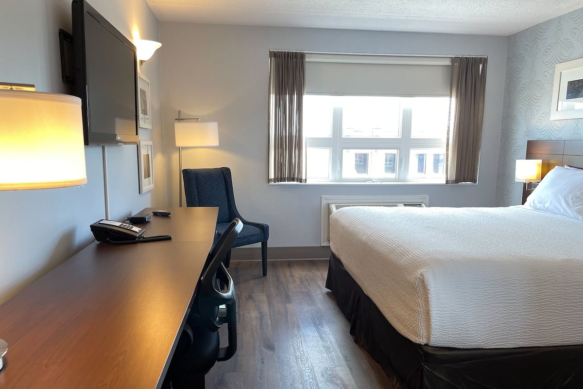 Standard Oda, 1 En Büyük (King) Boy Yatak | Masa, ütü/ütü masası, ücretsiz kablosuz İnternet, çarşaf takımı