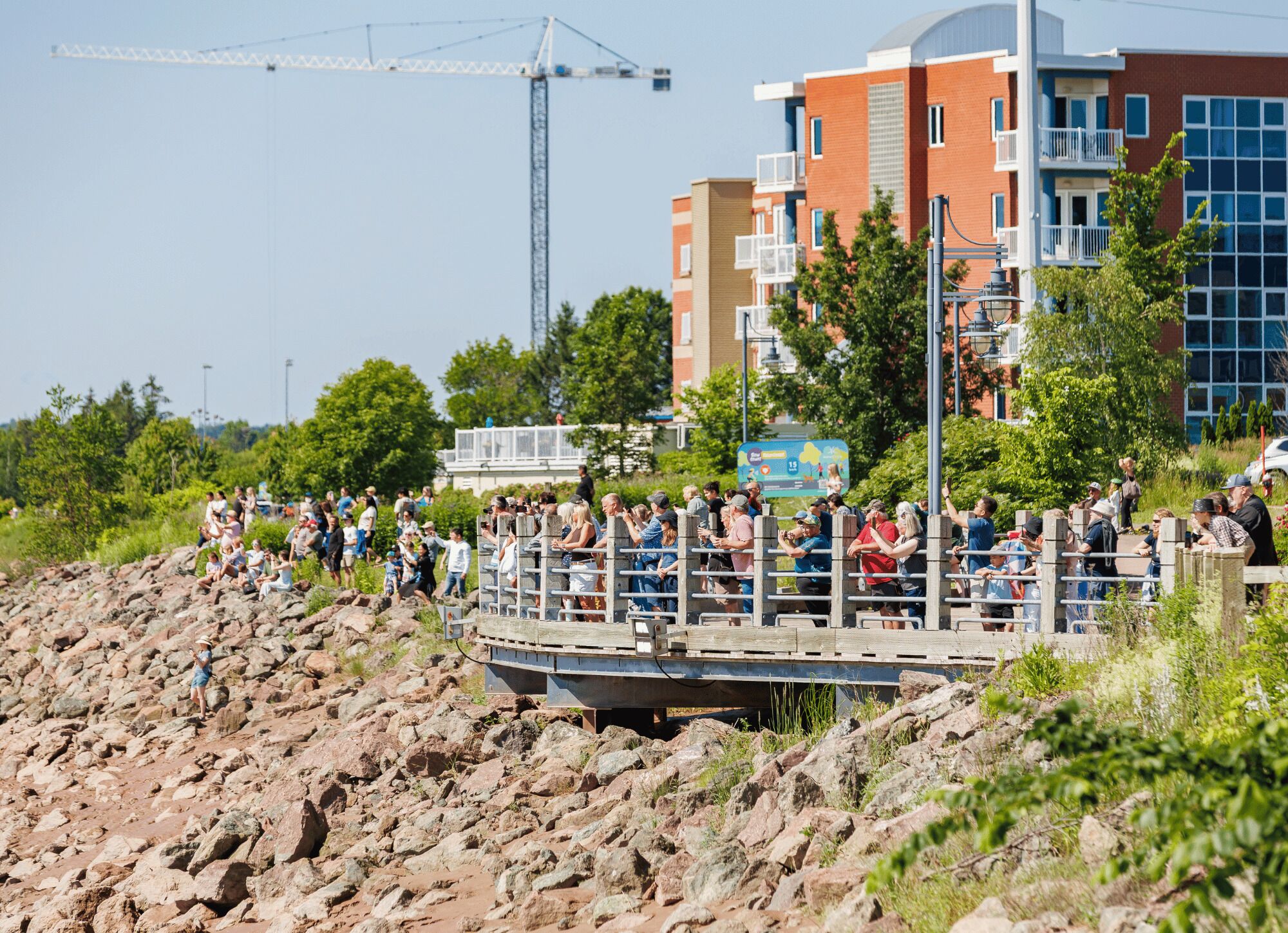 Une côte rocheuse avec une plateforme d’observation et une foule de personnes.