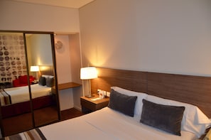 Habitación estándar | Edredones de plumas, colchones con acolchado adicional, minibar