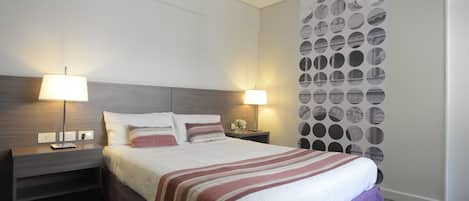 Chambre Standard | Couette en duvet, lit avec matelas Ă plateau-coussin, minibar