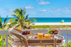 Property grounds - The Savoy Hotel & Beach Club (Miami Beach)