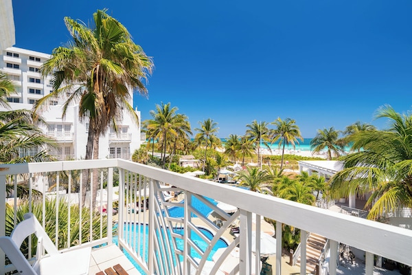 Suite junior, 1 cama de matrimonio grande, balcón, frente al mar | Vistas al mar