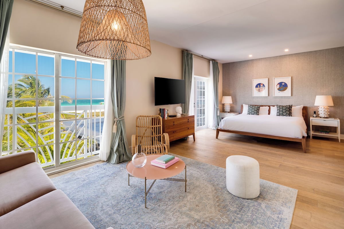 Suite, 1 Katil Raja (King) dengan Katil Sofa, Balcony, Oceanfront | Ruang tamu | 50 inci televisyen skrin rata dengan digital, TV