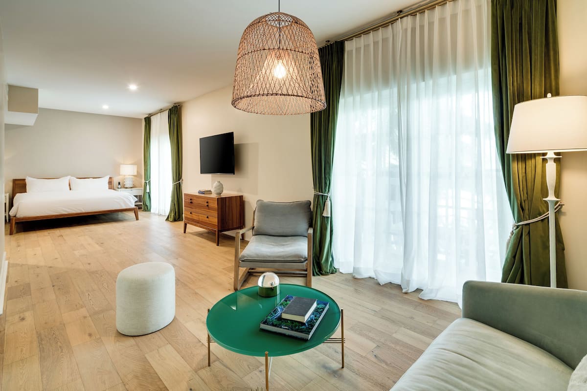 Junior Suite, 1 Katil Raja (King), Balcony | Cadar kapas Mesir, peralatan tempat tidur premium, tilam berlapik